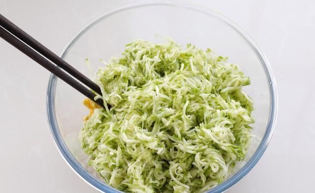 发酵|不揉面不发酵,用饺子皮做水煎包,皮薄馅大倍儿鲜美,当早餐正好