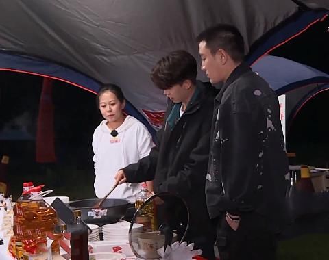  任嘉伦|有种“耍帅”叫邓伦做饭，任嘉伦等人都很随意，唯独他要搞特殊