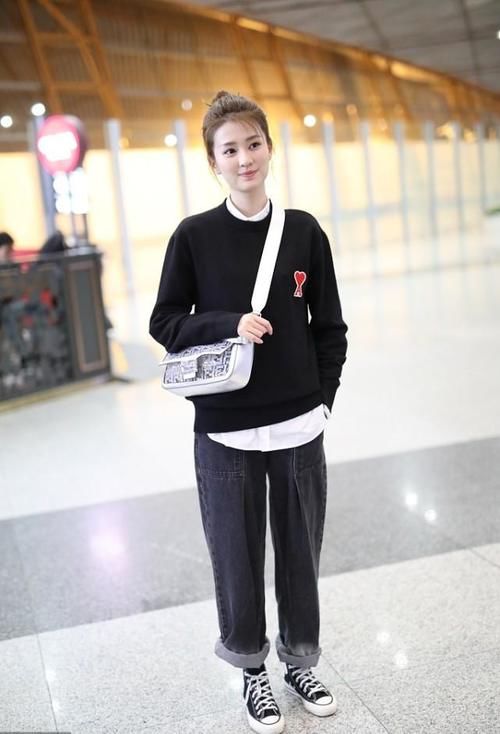  桃心|乔欣街拍：桃心黑色针织衫 Fendi银灰色法棍包乖巧学院风