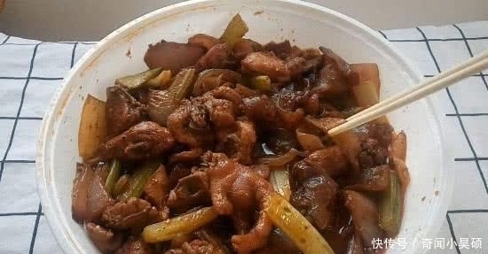 桌上|小伙外卖叫了半只鸡,吃着感觉不对劲,把鸡块排在桌上后大怒