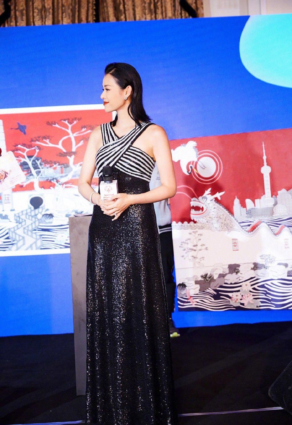  样子|胡杏儿这是中年人的样子？穿白色挂脖连体裤，配短发优雅又少女