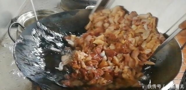  烧鸡|淮扬菜大厨改良员工餐将香菇烧鸡这么做，鲜香微辣，开胃下饭