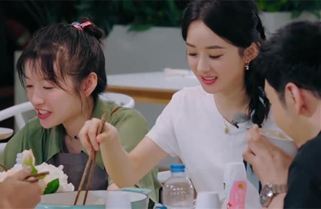  黑料|赵丽颖又摊上事了，黑料中加了一项吃饭扒盘子，铁粉解释是p图