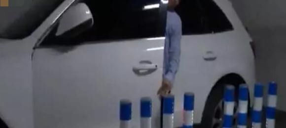  越线|8根铁柱钉严实，专治各种车位越线，邻居投诉后：治的就是你！