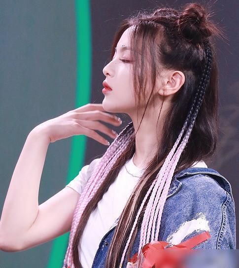  双手|同样为医护人员送餐，李浩菲双手奉上，看到杨超越姿势：没好感