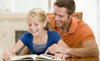 大叔|60岁大叔将仿真娃娃当女儿养,用10万买衣服,网友:畸形的父爱