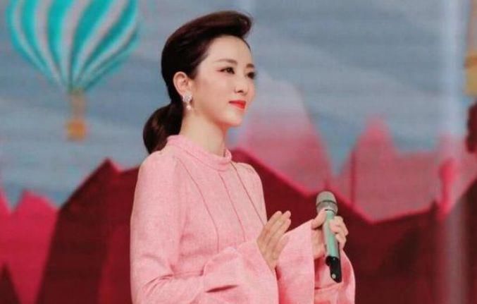  巅峰|她是央视最美主持人，春晚上主持失误被嘲笑，事业巅峰连生俩娃！