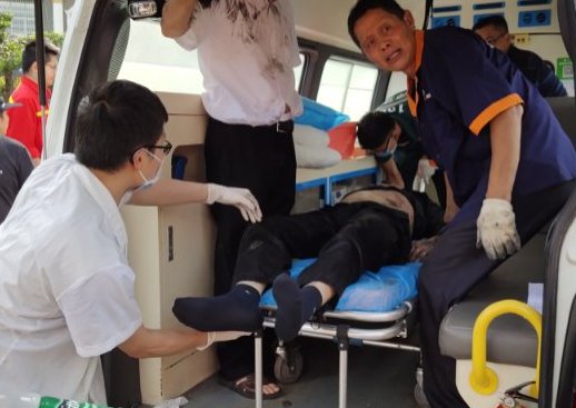  消防救援|【突发】沼气致工人晕倒在4米井底