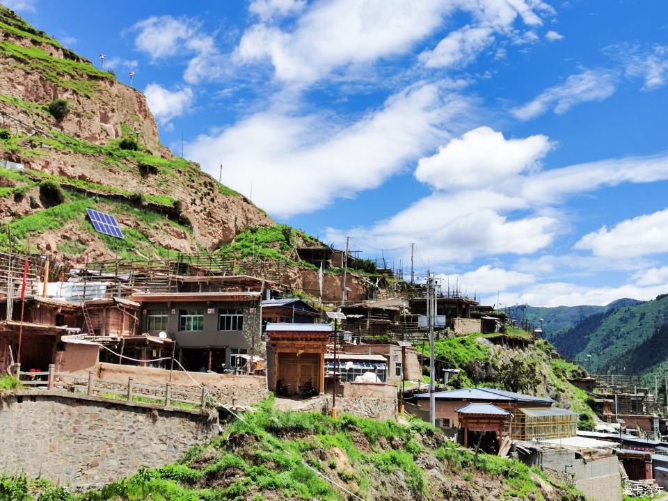  穿越|【黑黑哥游记】邂逅大美阿万仓湿地，迭山穿越爆胎惊魂