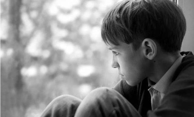 司机|公交上6岁男童逼一孕妇让座,司机听到男孩的理由后停车你下车