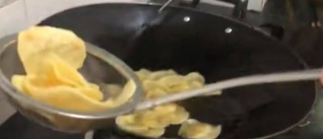 薯片|孩子学习累了,妈妈给炸了薯片,她们吃得很开心