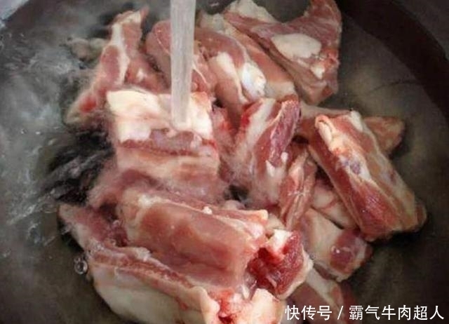 鲜嫩|排骨焯水时,最忌直接下锅煮,大厨分享正确做法,排骨鲜嫩无腥味