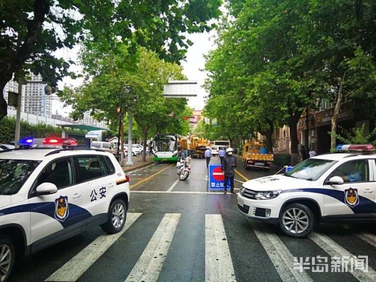 路面|市北区堂邑路市场一路路口发生路面塌陷 该路段现已封闭
