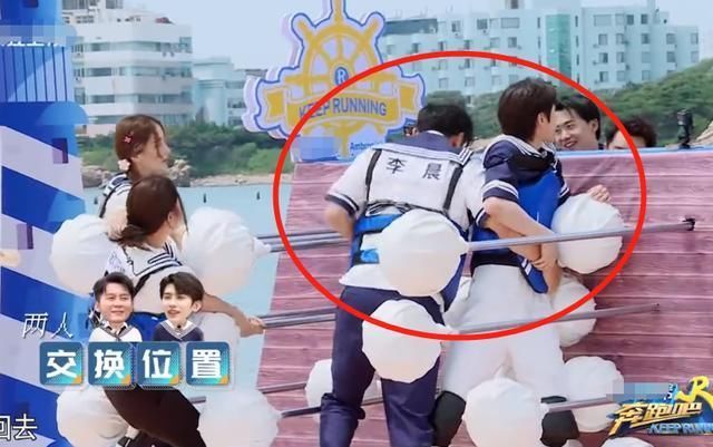 举动|蔡徐坤跟吴宣仪玩搏击,谁留意到蔡徐坤举动“钢铁直男”没错了