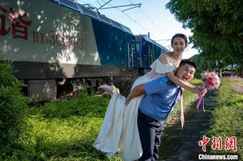 火车|曾因疫情影响推迟婚礼 广西10位火车司机七夕补拍婚纱照