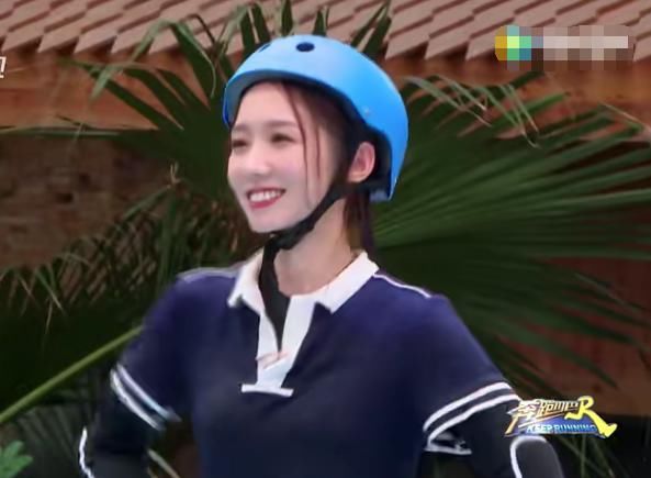  女生|孟美岐“生理期”还下水录跑男？当注意她坐下的姿势，女生看了都懂