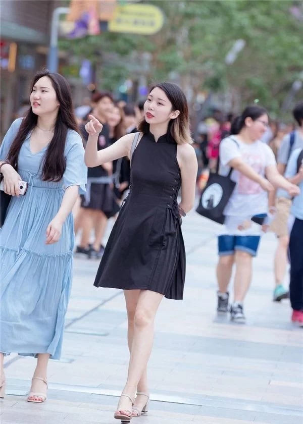 黑色|街拍:美女黑色的短袖配上短裙出行,清新又亮丽,笑容甜美可爱