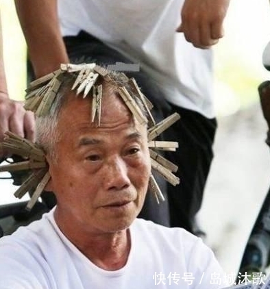 幽默|搞笑图片幽默段子笑话:哈哈,老大爷你牌技不行啊,看来输惨了哦