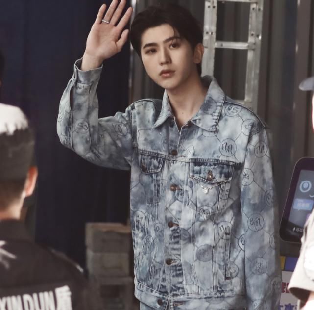  黄明昊|《快本》最新一期厉害了，四位选秀男神做客，看到蔡徐坤就乐开花！