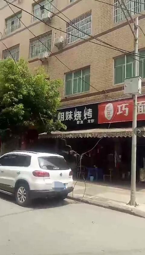  电话线|梨园街：电话线被挂落，附近商家这样做