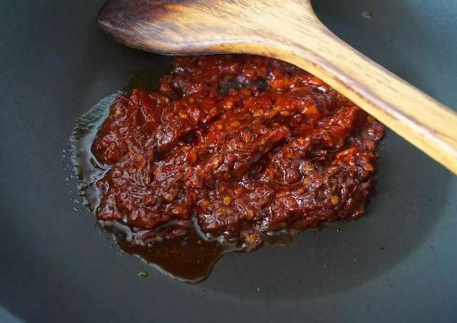  试试|豆瓣酱别再炒菜了，试试这种做法，不管拌啥都好吃