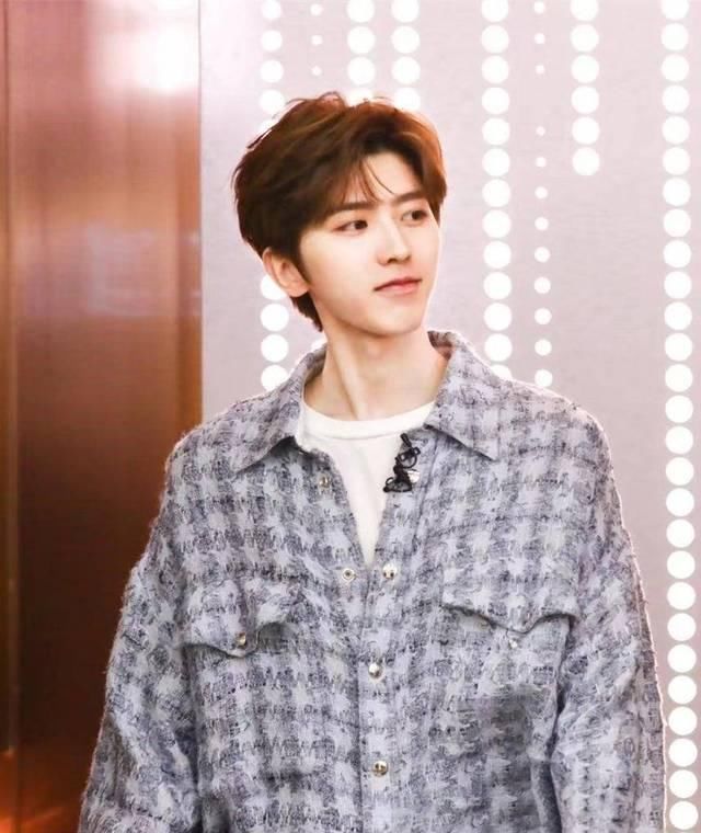  清爽|蔡徐坤升级做导师，7000块女款衬衫清爽帅气，踩黑皮鞋终于变成熟