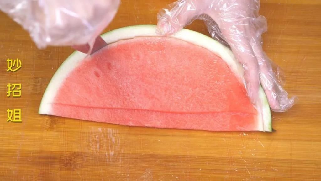  西瓜|用这个方法切西瓜，吃完不脏手不流汁，大家都夸好！