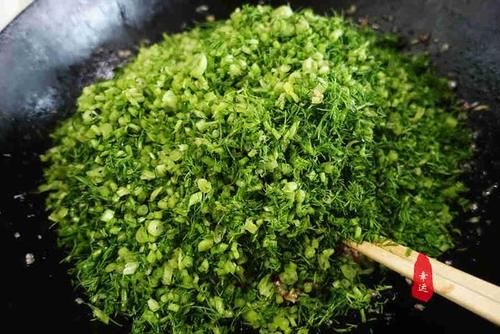 酥脆|酥脆鲜美的锅贴上桌了,皮儿颜色金黄有嚼劲,平时我就爱吃馅儿