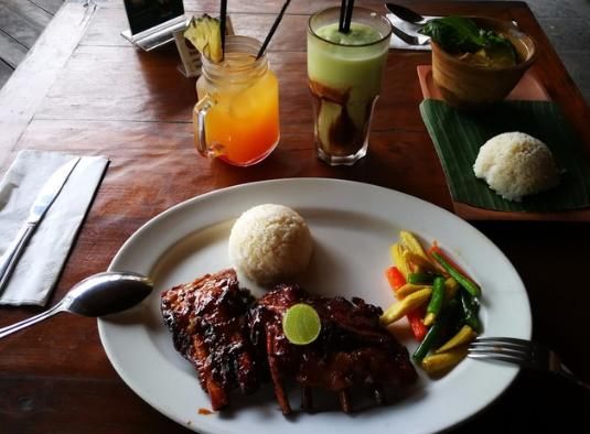  男子|男子酒楼相亲，吃完就溜，媒婆怒骂：回来买单，没风度