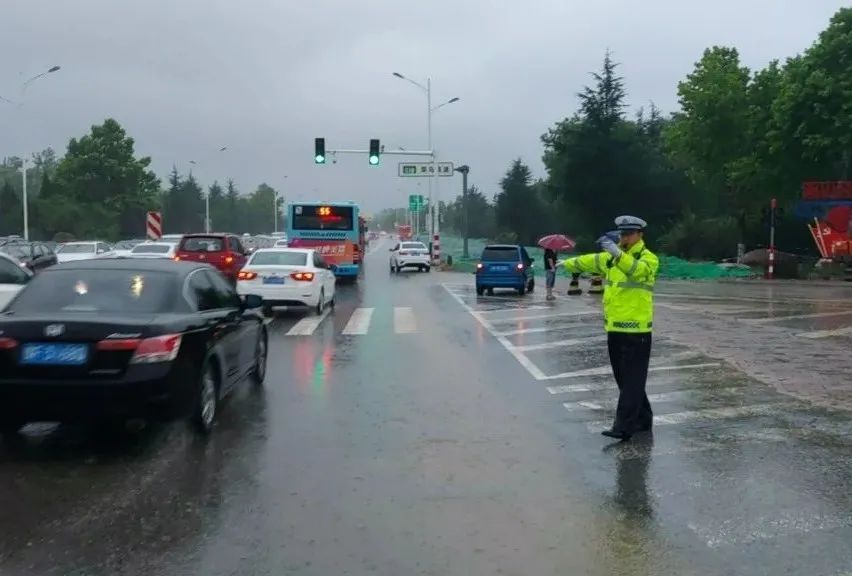  风雨|烟台交警，风雨中的逆行者！