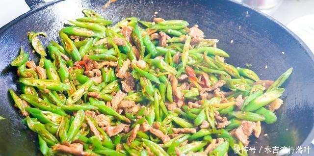 好吃|辣椒炒肉到底怎样做才好吃呢炒之前多加这一步,肉片香辣下饭