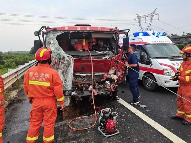  救人|沈海高速凌晨突发车祸！大货车司机被困驾驶室，12名消防员紧急破拆救人