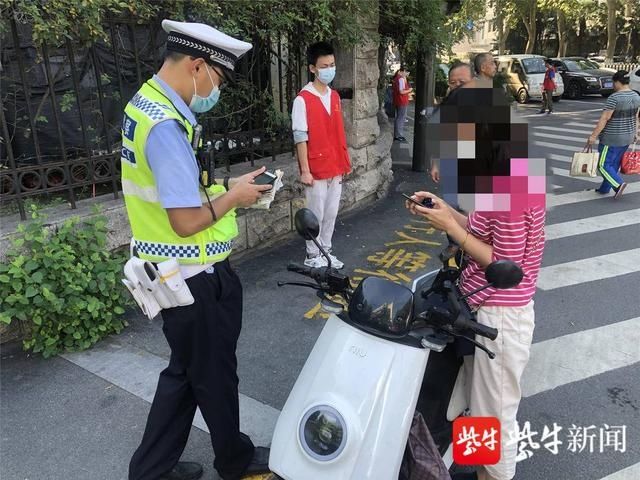 自行车|骑电动自行车不戴头盔,路上遇查强行闯卡
