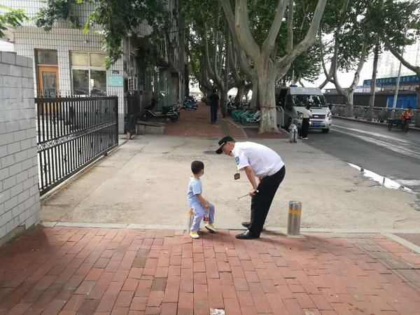  儿子|女子急着去拼车，竟把3岁儿子丢在路边