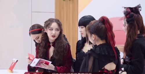  吴昕|张雨绮耳返出现问题，吴昕自责拖累孟佳没脸晋级，王霏霏蹲地痛哭