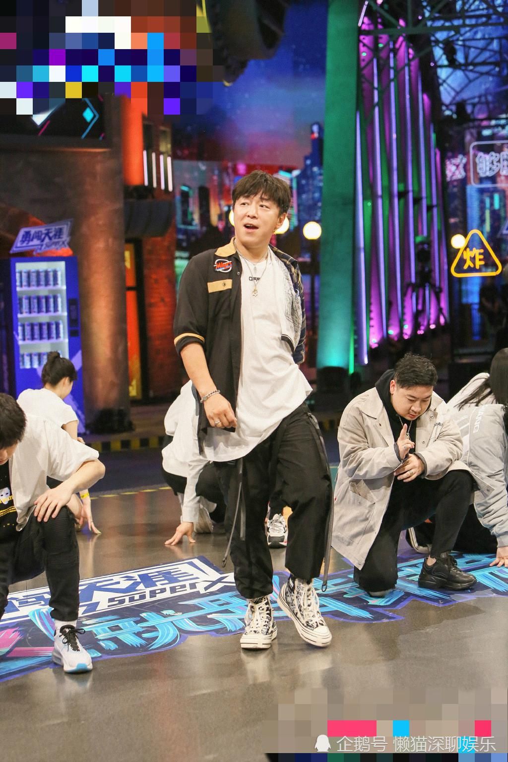  位队长|街舞三迎来神秘嘉宾，为晋级60强，选手各出奇招，竟还有接吻！