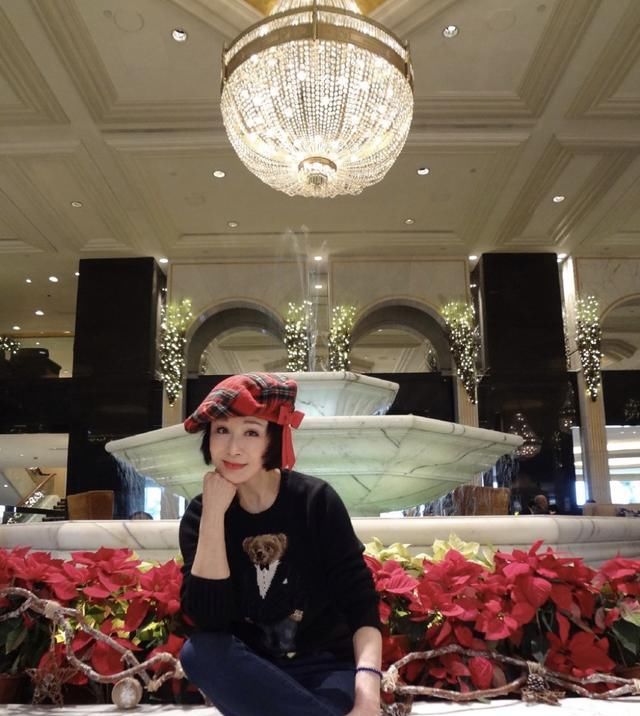 羡慕|年过七旬的潘迎紫依旧那么美，穿白衬衫配小马甲，这状态让人羡慕