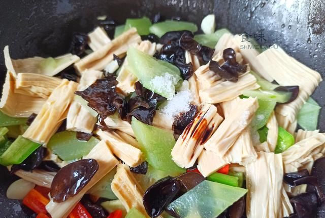  块钱|入秋了，把这3样素菜一起炒，成本2块钱，清淡营养，怎么吃都不够