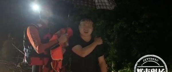  洪水|直接被洪水冲翻！男子深夜过桥被淹，跳车后手脱臼被困