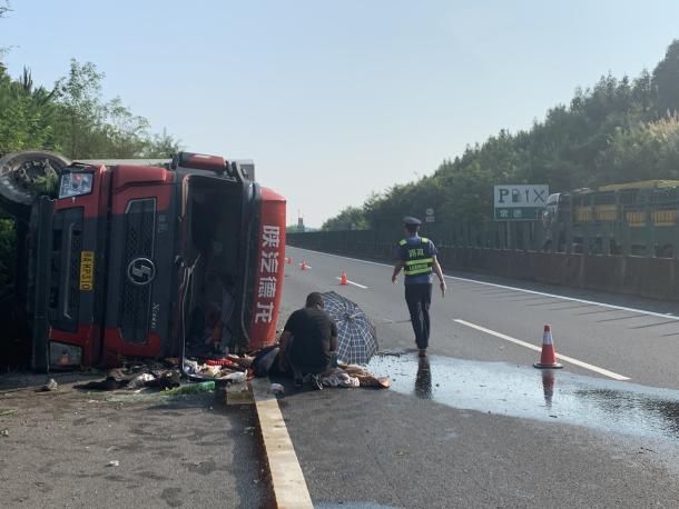  受伤|烈日下半挂车高速侧翻，两司机受伤，路政员一个举动得到众人点赞