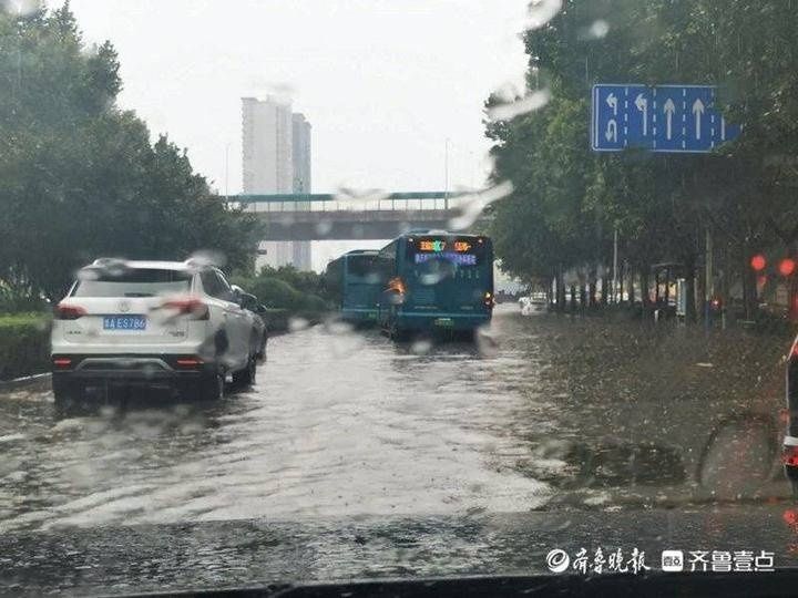 齐鲁壹点|你推车的身影真帅！一私家车雨中趴窝，济南交警涉水救援