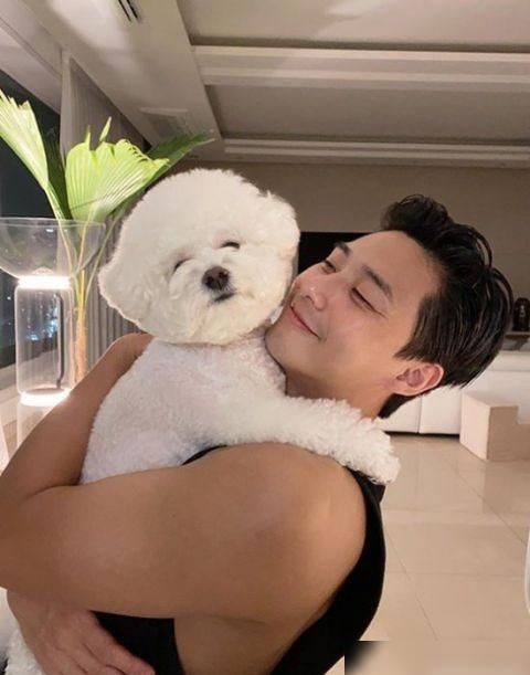  同款|比头还大！朴叙俊抱辛巴同款表情，最抢镜的是他的肱二头肌