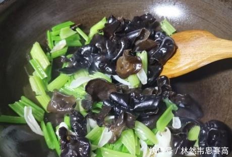  芹菜|三伏天的时令蔬菜，20元一斤有些贵，但值得吃，润肺清热还滋补