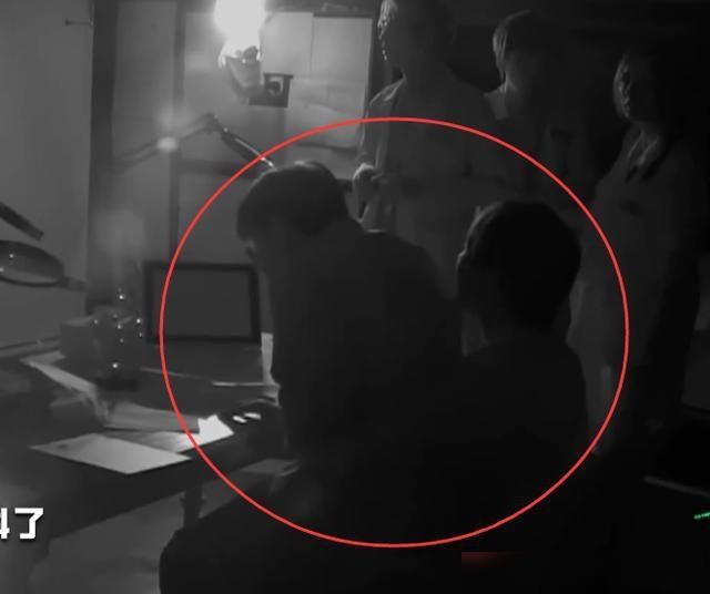  邓伦|当密逃灯光被关了后，看到郭麒麟和邓伦的动作，你两这是在干嘛？