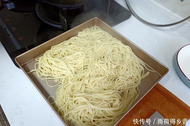  一锅端|大热天不想做饭，老公出绝招，鲜美好吃一锅端，25元钱喂饱全家