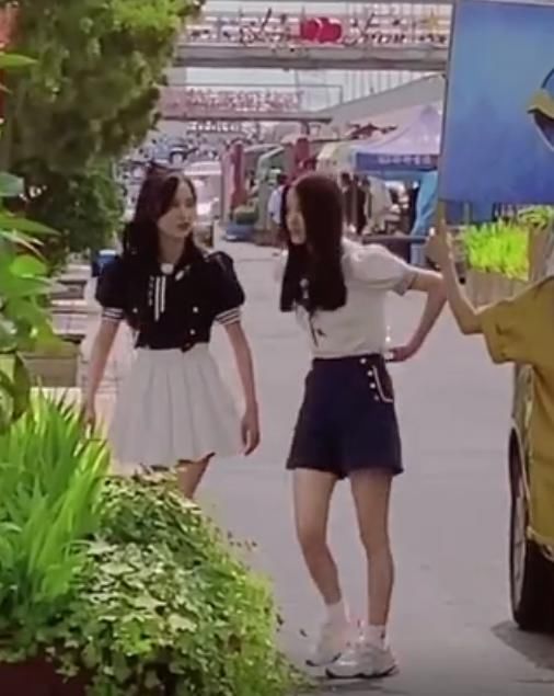  娜比|欧阳娜娜的冷白皮有多绝？与吴宣仪同穿学生裙，小腿仿佛开了反光特效