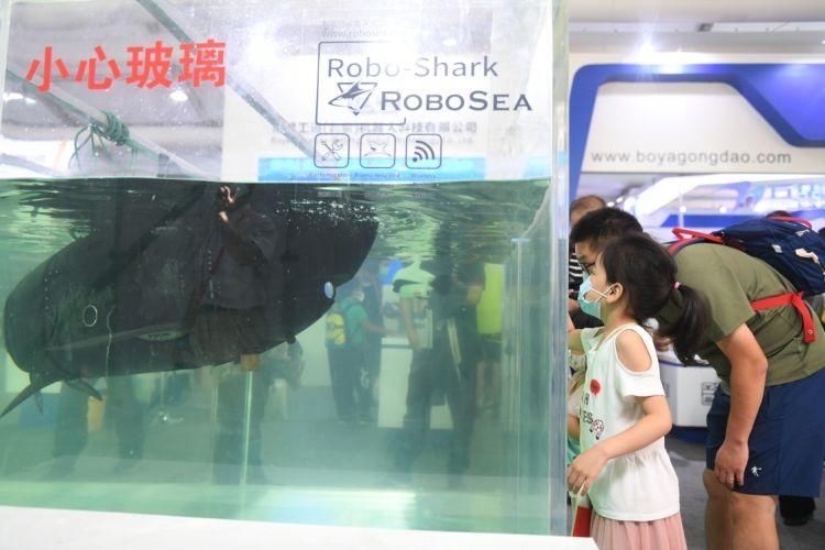  展区|走进服贸会服务机器人专题展区：黑科技让人大开眼界