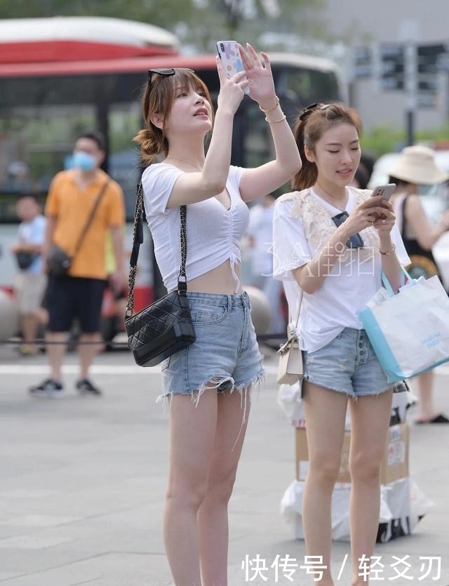 展现出|街拍:有着别样诱惑力的黑丝穿搭,展现出女人的优雅大方!