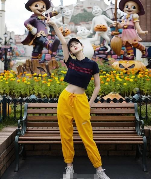  对比|同样是在游乐园拍照留念，看到娜扎和热巴的对比图，两人终于分出了高低