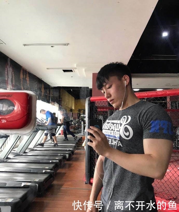  肌肉|爱健身的95后，雕刻出满身肌肉化身模特出镜，气质不输陈坤